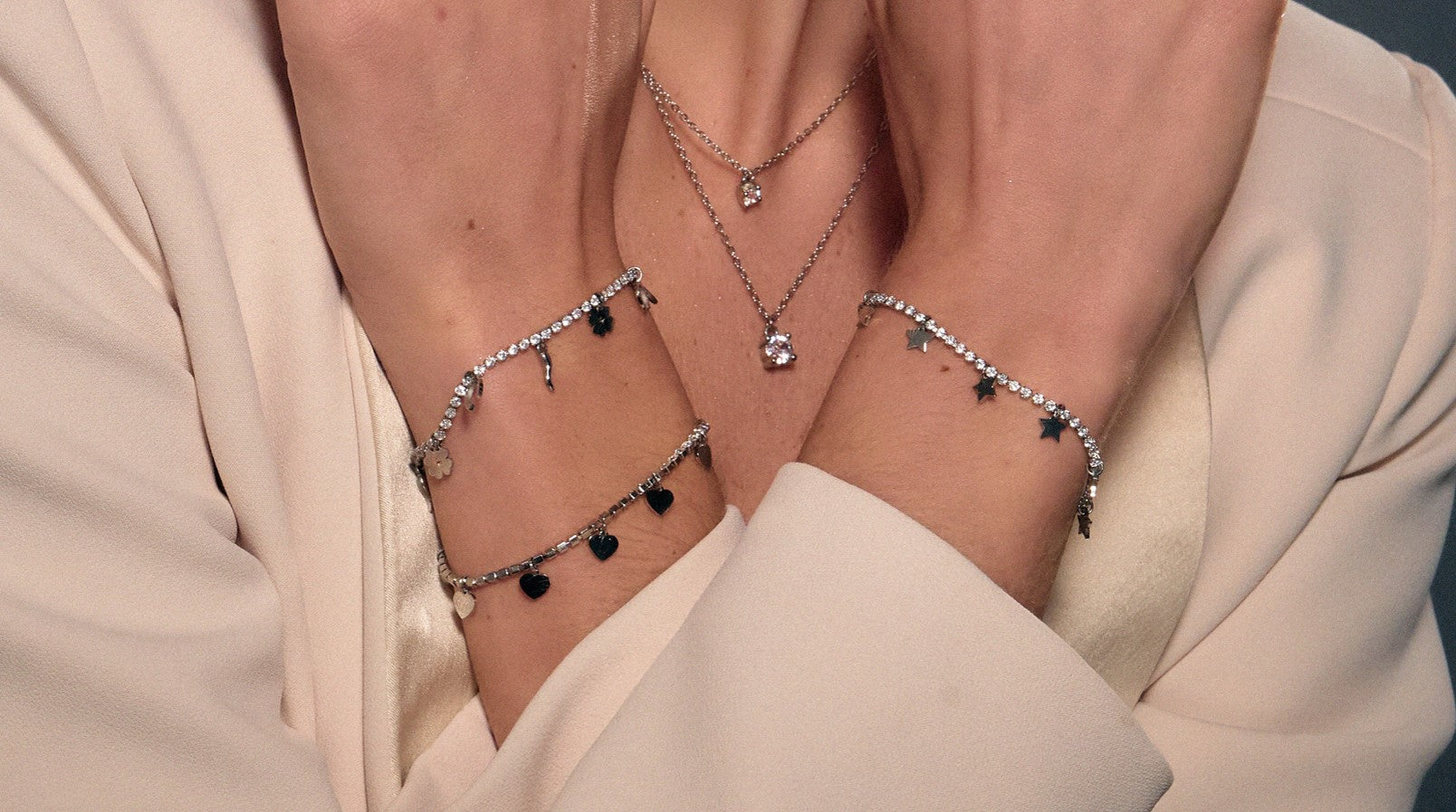 Bracciale tennis con stelle pendenti