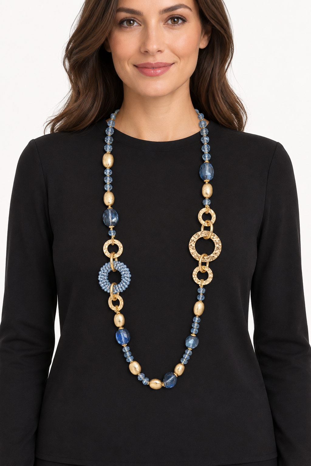 Collana lunga con cristalli e anelli martellati dorati