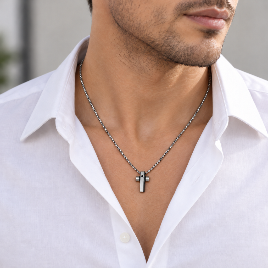 Collana Uomo con croce nera e strass in acciaio inox satinato