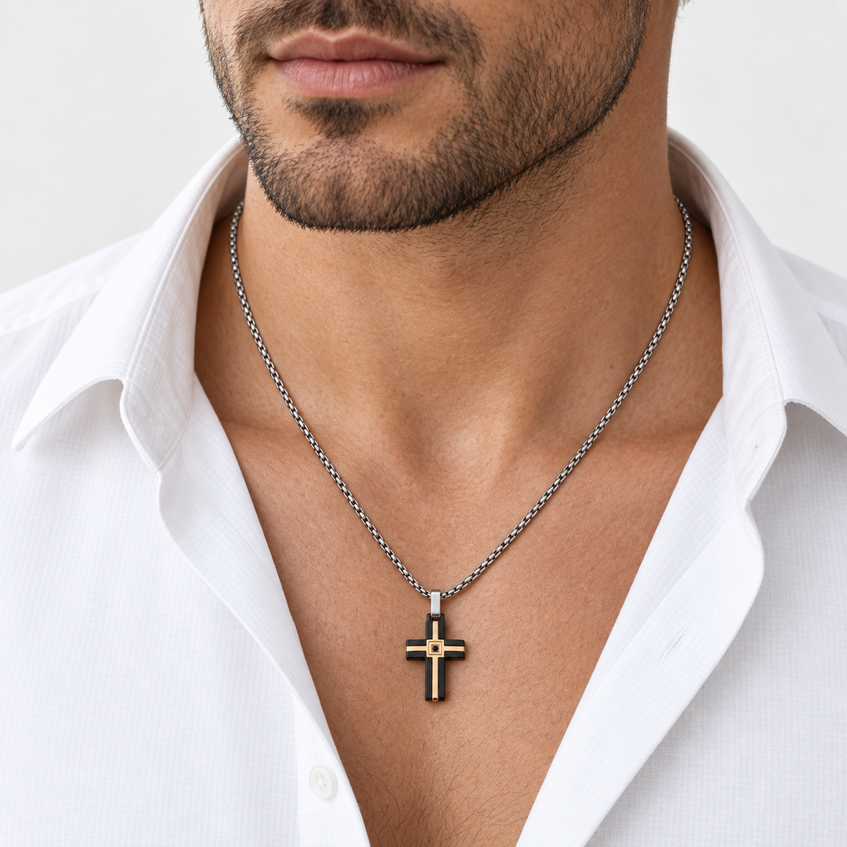 Collana da uomo con croce imbrunita e rosè e strass nero in acciaio inox
