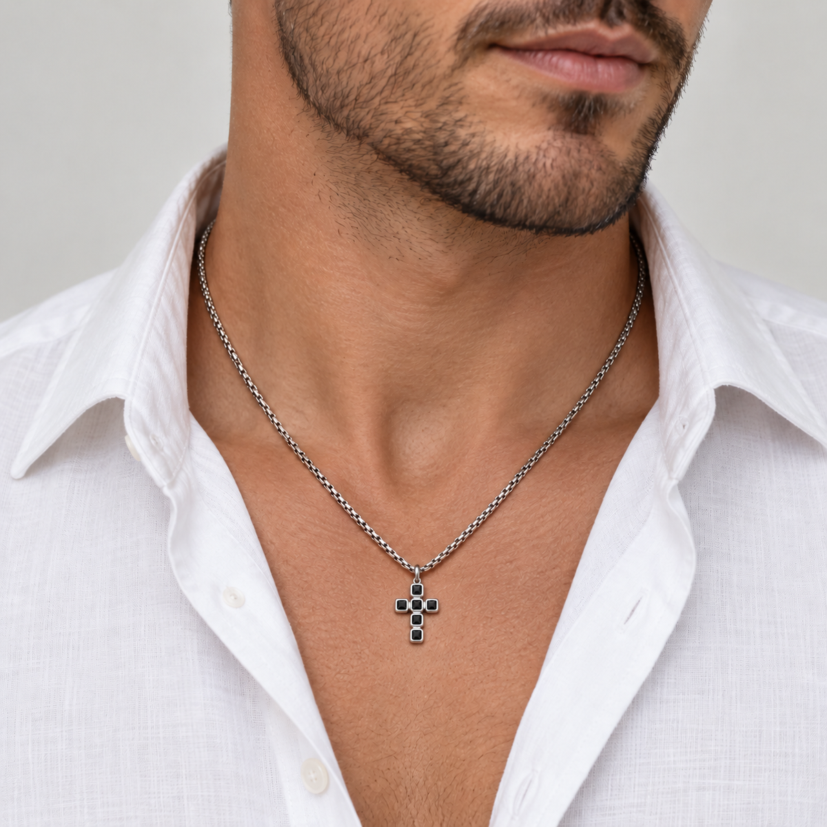 Collana da uomo con croce argento e 6 strass neri quadrati in acciaio inox